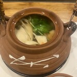 小西鮨 - 舞茸と海鮮の土瓶蒸し　帆立、海老舞茸の出汁最強