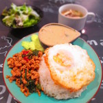 TSUGIHAGI - ガパオとグリーンカレーのセット（消費税８％込）ランチ