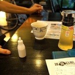 雑魚寝館 - 企業秘密でナイショの粉（左）　右は、ウナギエキス。テーブルには、聞きなれない植物が。ｗ