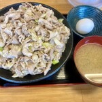 高崎ウルスタ丼 - 温泉卵とお味噌汁が付いてきます。
