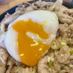 高崎ウルスタ丼 - 温泉卵と一緒に食べるとたまらない物があります。