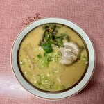 田沢旅館 - 山菜が乗った旅館の食堂の味噌ラーメン。