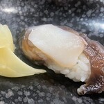 風月寿司 - 解禁したばかりの しゃこ貝の握り 一貫¥900