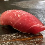 飯や しみづ - 中とろ。美味しい。塩で味わうのは初じめて。舌が覚えてしまうと困るほど。