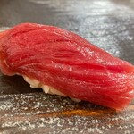 飯や しみづ - 赤身。本当に鮪なのか。全く臭みの無い生肉のよう。シャリと相まって口から消えた。