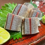 飯や しみづ - 秋刀魚刺し。素晴らしい身厚に脂のりも良し。今年は豊漁らしい。しかし漁れる海が変わってきている。