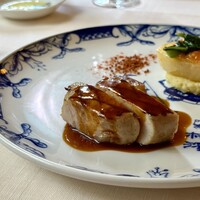 横濱元町 霧笛楼 - ◉やまゆりポークロース肉のグリエ 生姜風味のマデラソース 薩摩芋のブランダードとじゃがいものロースト添え