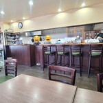 cafe 匠 - クリーム色の天井、ガラス張り壁&クリーム色の壁、灰色の防水シート貼り床、ゆったりとした時間の流れる空間
カウンター席&テーブル席で18席、喫煙エリアにテーブル席が6席、合計24席