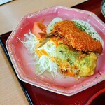 オーモリラーメン - アジフライ・サラダにきゅうりちくわ・ピーマンの天ぷら