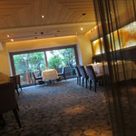 自分たちの席から眺めています。