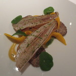 レフェルヴェソンス - 江戸前のキスの昆布〆を炙った物。下には琉球マンゴー、サマートリュフ、ナスタチウムの葉が。