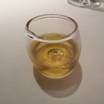 レフェルヴェソンス - 鮎のコンソメ。昨年より更に切れが増している間違いなくコンソメです。