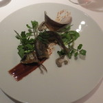 レフェルヴェソンス - 鮎の皿です。うるかと赤ワインのソース、クレソンのピューレ、山椒のオイルで。