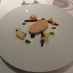 レフェルヴェソンス - フォアグラのナチュラル。ビーツのローストとソース、白桃などが添えられて。