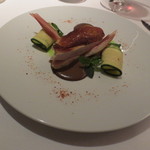 レフェルヴェソンス - 自分のメインは熊野地鶏の薪火焼き。内臓のソースで。茗荷やズッキーニが添えられて。