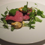 レフェルヴェソンス - 妻のメインは熊本赤牛のサーロインとムール貝の皿が。