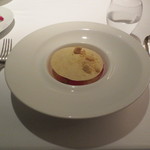 レフェルヴェソンス - デザート一品目です。凍ったカスタードクリームの上にビスケットが。