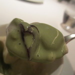 レフェルヴェソンス - 下にはベネズエラ産トンカ豆のムースとアメリカンチェリーのコンフィが。