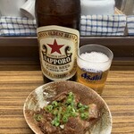 立呑み処 入部酒店 - 赤星大瓶とどて焼き