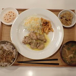 トーコーキッチン - ハーブチキンオレンジソース 副菜二品 豚汁 ご飯