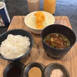 とんかつ ふじ井 - 定食セット、奥はニンジンドレッシングのキャベツ