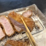 とんかつ ふじ井 - 花園黒豚のロースのアップ揚がり具合はこんな感じ