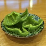 ひとくち餃子の頂 - ・パリパリピーマン　¥209
氷水に漬け生でピーマンを楽しむ福岡発祥のおつまみ
ピーマン特有の青臭さと強い苦味が和らぎ
みずみずしくパリパリ食感で美味
甘い肉味噌と相性抜群！