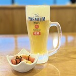 ひとくち餃子の頂 - ・ザ・プレミアム・モルツ（生中）
アプリ登録で1杯無料なのでお忘れなく！
ハッピーアワー価格¥450 → ¥418もアリガタヤー
・お通し　¥308
トマト塩昆布は想像通り馴染みのある味わいでした