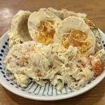 ひとくち餃子の頂 - 頂のコールスローの山を崩すとマグマだまりのごとく
            丸ごと1個の味玉が姿を現しました
            （写真は味卵をお箸でパッカンした後）
            こんなサプライズは大歓迎です♡