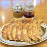 ひとくち餃子の頂 - ・焼き餃子　@¥319→ ¥198
            シャキシャキ食感の野菜メインで軽い味わい
            薄皮＆ひとくちサイズなので何個でもいけちゃいます
            自家製にんにくラー油と甘めの肉味噌の組み合わせが良き