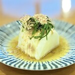 ひとくち餃子の頂 - ・長芋ナムル　¥319
長芋スライスにナムルの調味液が掛けられた品
大葉とすり胡麻でさっぱり感アップ！