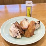 ひとくち餃子の頂 - ・ひな鶏の素揚げ 1/4羽　¥638
            今回の優勝品！
            提供迄約30分ほど掛かりましたが（メニューに記載あり）
            それをも凌ぐ美味しさ
            絶妙な味付けとしっとり柔らかく濃厚な旨みで
            ケン◯ッキーより断然好み