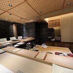 江戸前寿司 すし福 - 内観　Ｌ字型のカウンター席