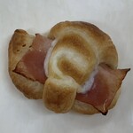 ペルル - ミニベーコン。ベーコンを巻いて香ばしく焼いてあります。ミニサイズでお子様のおやつにぴったり！