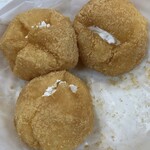 ペルル - 料理写真:あげもっち(生クリーム入り)。揚げパンの中に生クリームがたっぷり。ドーナツ感覚だけど中はモチッとしていて美味しい。