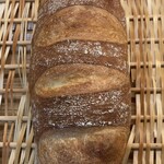 ペルル - カンパーニュ。玉子不使用の完熟フランスパン。皮はしっかりとハードで、中はふんわり。噛むほどに小麦の風味が広がり、素朴ながら味わい深い一品です。