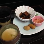 Akitaya 草庵 - ベビーホタテ煮、エノキの梅肉和え、茹で落花生、茶わん蒸し
