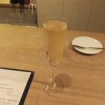 まずはシャンパンで