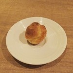 チーズクリームの入ったプチシュー