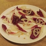 カラペティ・バトゥバ - ランディッキオ（チコリの仲間）？のサラダ