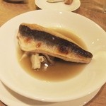 カラペティ・バトゥバ - 燻製カマスのあぶり　舞茸のコンソメ