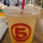 maru5deli Hiroshima T-Site Ten - お飲み物
                      ①すだちスカッシュ【R】(税込600円)
                      酢橘の果汁、砂糖黍(鹿児島県種子島産)の粗糖シロップを加え、炭酸水で割ったもの、スッキリ&キリッとした口当たりの酢橘果汁に円やかな甘みの粗糖がマッチ