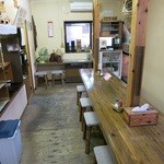 そば処 二松菴 - 入ってすぐの長テーブル席(奥より入り口を見て)
      