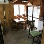 そば処 二松菴 - 奥の部屋のテーブル席
      