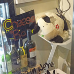 フェルミエ - お洒落なサインでチーズ・バー