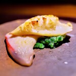 アカ - 肉厚なホッキ貝。生ハムを泡にしてオクラ添え。