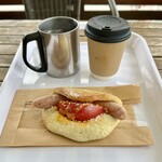 あおぞらカレーパン - 贅沢ウインナーとトマトのカレーフォカッチャ　コーヒー