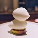 アカ - イチジクのキャラメリゼ。上にヤギのミルクアイスを無理にダブルにしてもらって、のーっけ♬ 良い子は真似しちゃダメよ。