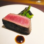 アカ - 薪焼きのヒレ肉。