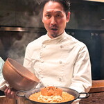 アカ - 毛ガニのパエリア。そしてふたをパッカーン開けるシェフ。